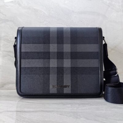 burberry巴寶莉原單翻蓋採用磁扣開合立挺的信使包