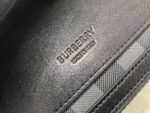 burberry巴寶莉原單翻蓋採用磁扣開合立挺的信使包