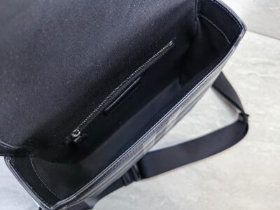 burberry巴寶莉原單翻蓋採用磁扣開合立挺的信使包