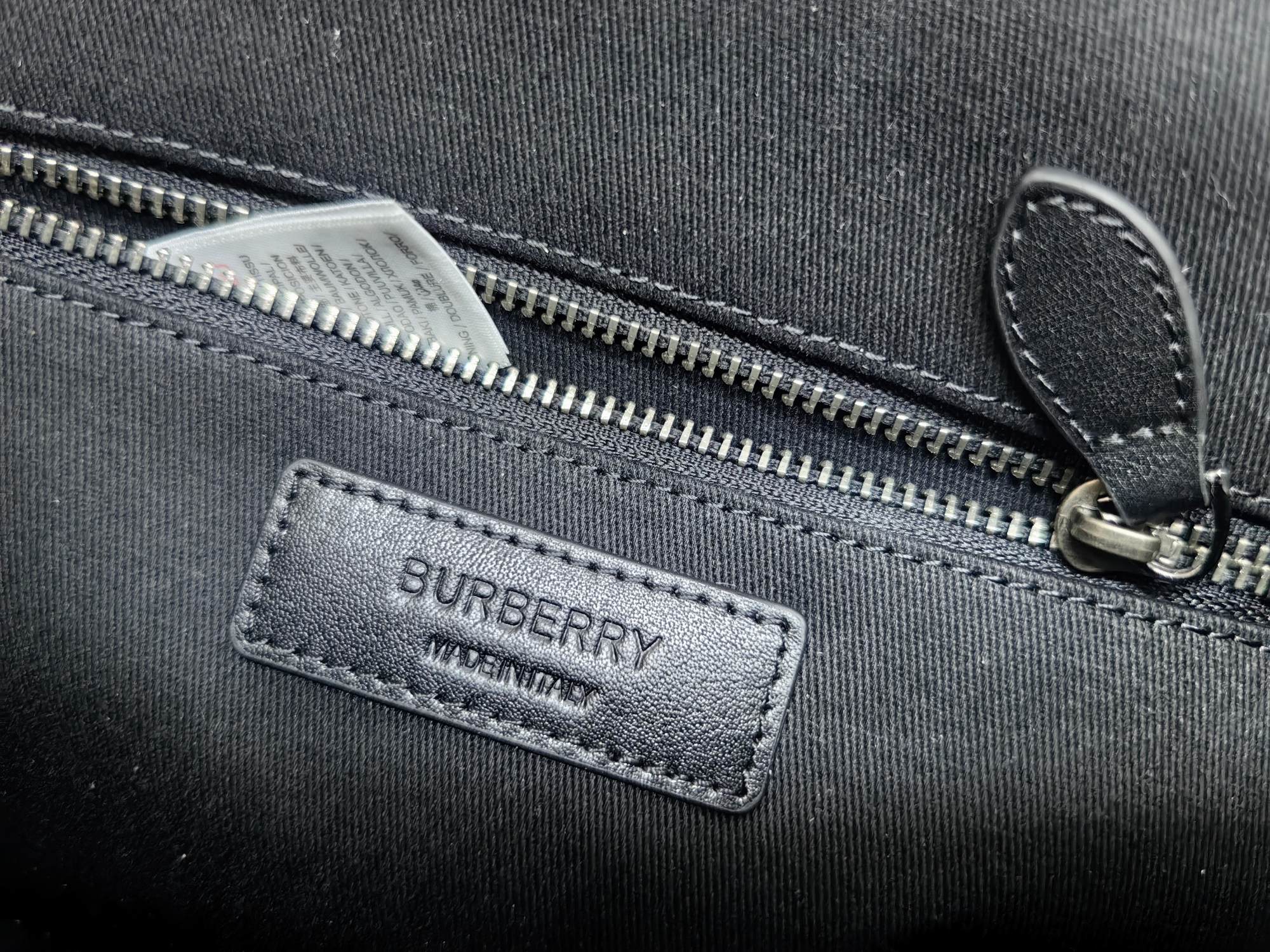 burberry巴寶莉原單翻蓋採用磁扣開合立挺的信使包