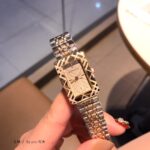 【HK高仿奢侈品】 本公司是自2017成立以來，已經營多年的專業高仿奢侈品企業。 本網站秉承誠信經營理念，出售的商品皆整理、質檢至最新、最好的狀況， 並享有完善的售後服務，讓您買得安心，用得安心。 【購買須知】 (1)本公司絕承諾不會以次充好，售價公道實在、童叟無欺、絕對低於市場價，歡迎多方詢問。 (2)網站上商品多平台同步販售，下單前請添加諮詢客服。 (3)由於網站商品太多，尺寸數據不能逐個測量聯絡客服確認，感恩 。 (4)發貨前客服會通過郵件或者line發送的商品視頻進行確認。 Burberry巴寶莉原單新款 复制 新款女士腕表 28mm厚度9mm