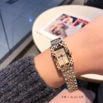 【HK高仿奢侈品】 本公司是自2017成立以來，已經營多年的專業高仿奢侈品企業。 本網站秉承誠信經營理念，出售的商品皆整理、質檢至最新、最好的狀況， 並享有完善的售後服務，讓您買得安心，用得安心。 【購買須知】 (1)本公司絕承諾不會以次充好，售價公道實在、童叟無欺、絕對低於市場價，歡迎多方詢問。 (2)網站上商品多平台同步販售，下單前請添加諮詢客服。 (3)由於網站商品太多，尺寸數據不能逐個測量聯絡客服確認，感恩 。 (4)發貨前客服會通過郵件或者line發送的商品視頻進行確認。 Burberry巴寶莉原單新款 复制 新款女士腕表 28mm厚度9mm