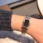 【HK高仿奢侈品】 本公司是自2017成立以來，已經營多年的專業高仿奢侈品企業。 本網站秉承誠信經營理念，出售的商品皆整理、質檢至最新、最好的狀況， 並享有完善的售後服務，讓您買得安心，用得安心。 【購買須知】 (1)本公司絕承諾不會以次充好，售價公道實在、童叟無欺、絕對低於市場價，歡迎多方詢問。 (2)網站上商品多平台同步販售，下單前請添加諮詢客服。 (3)由於網站商品太多，尺寸數據不能逐個測量聯絡客服確認，感恩 。 (4)發貨前客服會通過郵件或者line發送的商品視頻進行確認。 Burberry巴寶莉原單新款 复制 新款女士腕表 28mm厚度9mm