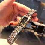 【HK高仿奢侈品】 本公司是自2017成立以來，已經營多年的專業高仿奢侈品企業。 本網站秉承誠信經營理念，出售的商品皆整理、質檢至最新、最好的狀況， 並享有完善的售後服務，讓您買得安心，用得安心。 【購買須知】 (1)本公司絕承諾不會以次充好，售價公道實在、童叟無欺、絕對低於市場價，歡迎多方詢問。 (2)網站上商品多平台同步販售，下單前請添加諮詢客服。 (3)由於網站商品太多，尺寸數據不能逐個測量聯絡客服確認，感恩 。 (4)發貨前客服會通過郵件或者line發送的商品視頻進行確認。 Burberry巴寶莉原單新款 复制 新款女士腕表 28mm厚度9mm