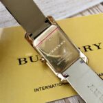 Burberry巴寶莉高仿手錶經典復古女款立體暗花錶盤石英表