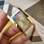 Burberry巴寶莉高仿手錶經典復古女款立體暗花錶盤石英表