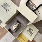 Burberry巴寶莉高仿手錶經典復古女款立體暗花錶盤石英表