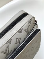 高仿精品LV路易威登M46603灰色Monogram壓紋郵差包