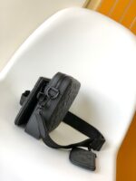 高仿LV路易威登 M46602黑色Monogram壓紋郵差包
