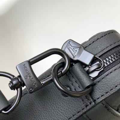 高仿LV路易威登 M46602黑色Monogram壓紋郵差包