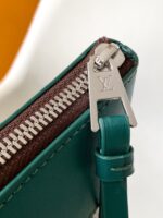 高仿精品LV路易威登M13199綠色Pochette Voyage Souple手拿