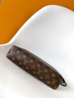 高仿精品LV路易威登M13199綠色Pochette Voyage Souple手拿