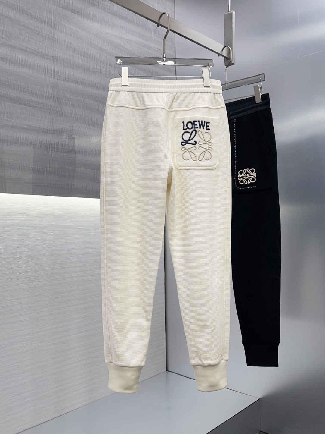 高仿衣服Loewe羅意威白色秋冬新款休閒褲水貂絨一體加絨褲