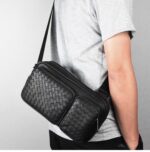 1:1BV寶緹官網四季百搭斜挎包小背包男士单肩包编织胸包6695