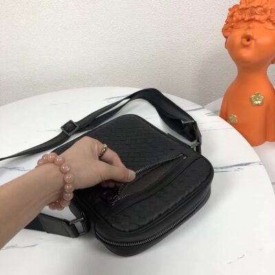 1:1專櫃BV寶緹新款男士单肩小斜挎邮差包6696