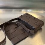 特級包包BV寶緹嘉新款深棕色cassette波浪紋造型豆腐包755161