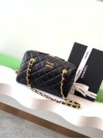 高仿精品chanel香奈兒新款黑色保齡球油蠟羊皮斜挎包AS5125