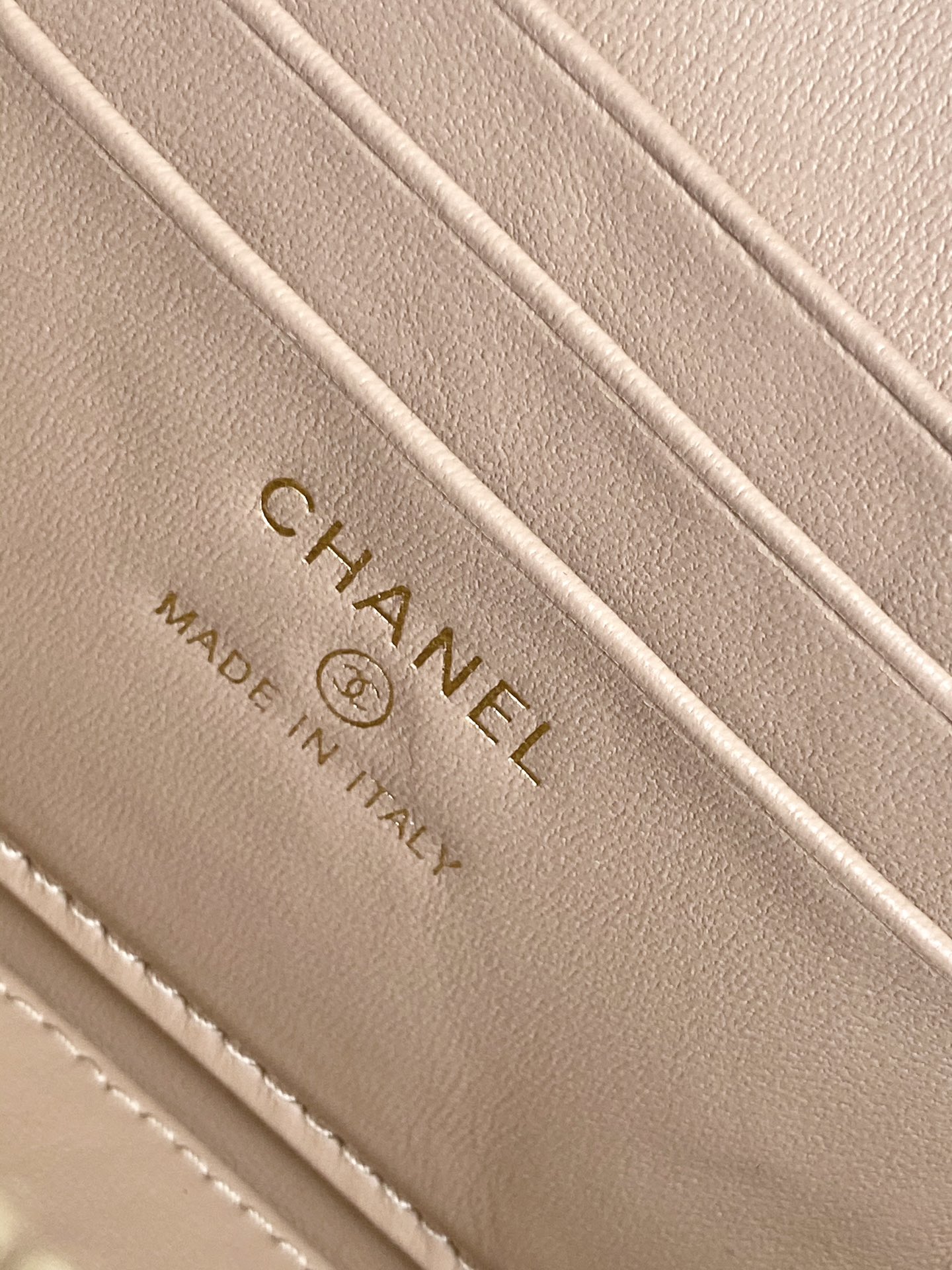 chanel香奈兒原單新款杏色小巧鏈條口紅包金扣小羊皮