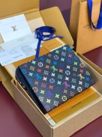 高仿網站LV路易威登黑彩聯名上隆手拿包