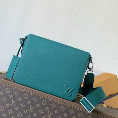 高仿精品LV Aerogram草綠色郵差包