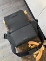 高仿LV新款M57081黑色Aerogram單肩包