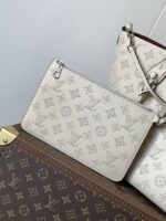 LV高仿包包Blossom MM托特包M21850奶白色購物包