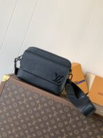 LV高仿包包Fastline黑色郵差包