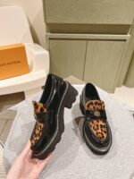 高仿鞋LV早秋專櫃新款走秀豹紋樂福鞋