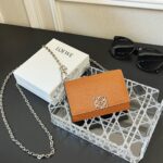 高仿網站loewe羅意威新款焦糖色斜挎零钱包卡包