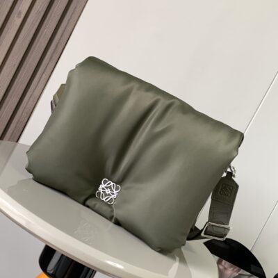 高仿LOEWE羅意威Puffer Goya大號墨綠郵差包9120