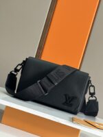 LV高仿Takeoff黑色小號Aer郵差包M25125