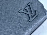 LV高仿Takeoff黑色小號Aer郵差包M25125