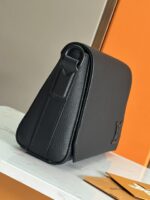 LV高仿Takeoff黑色小號Aer郵差包M25125
