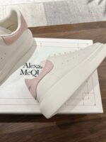 高仿MCQ亞曆山大王.麥昆新款鹿皮紋小白鞋情侶款