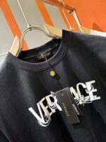 高仿衣服Versace凡賽斯2025款新品時尚設計黑色短袖T恤