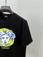 復刻Versace凡賽斯25春夏新品Painted Medusa印花標識短袖T恤