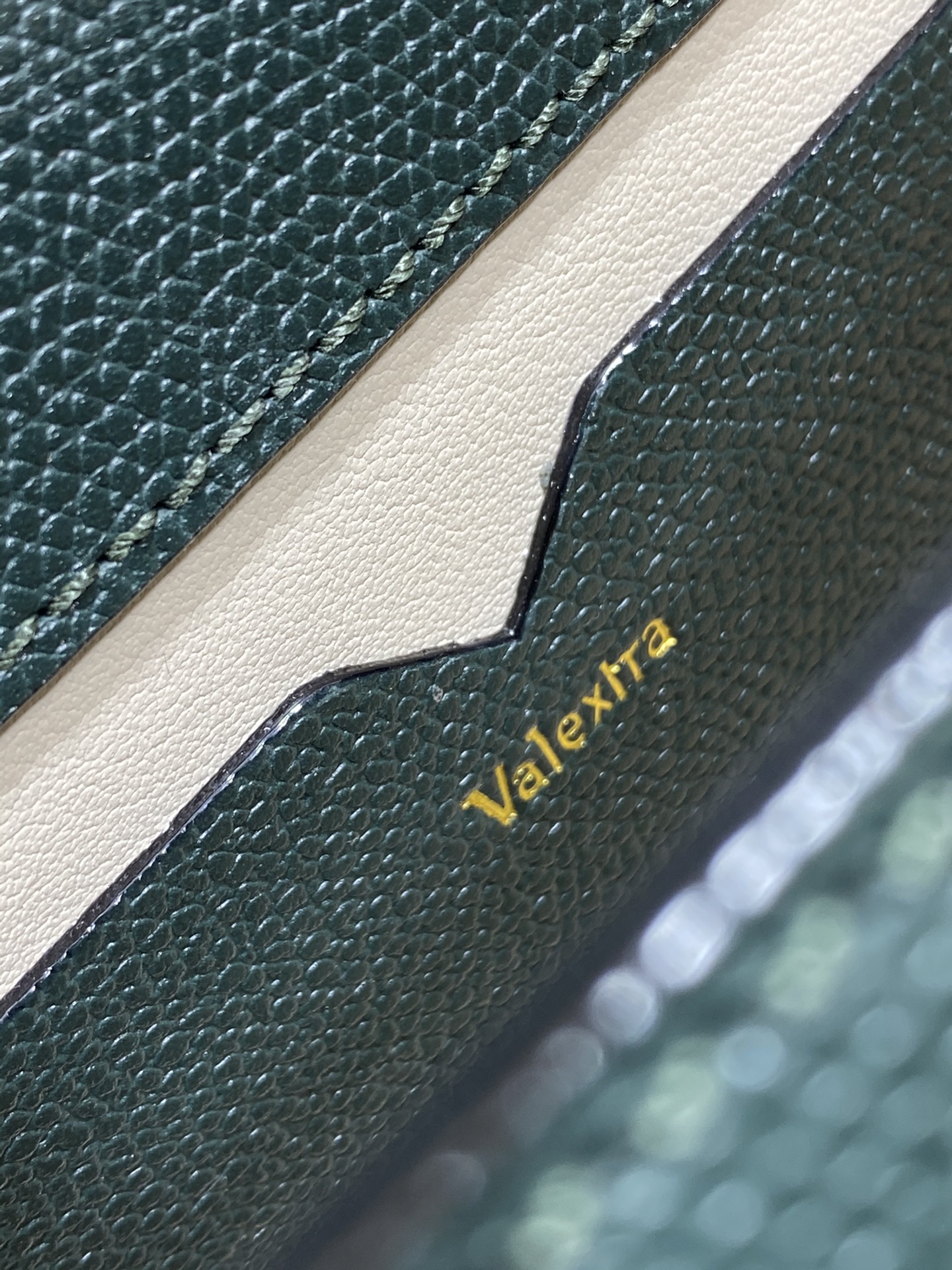 1比1複刻𝐕𝐚𝐥𝐞𝐗𝐭𝐫𝐚包包 Iside Crossbody Micro bag 手提包單肩包 祖母綠