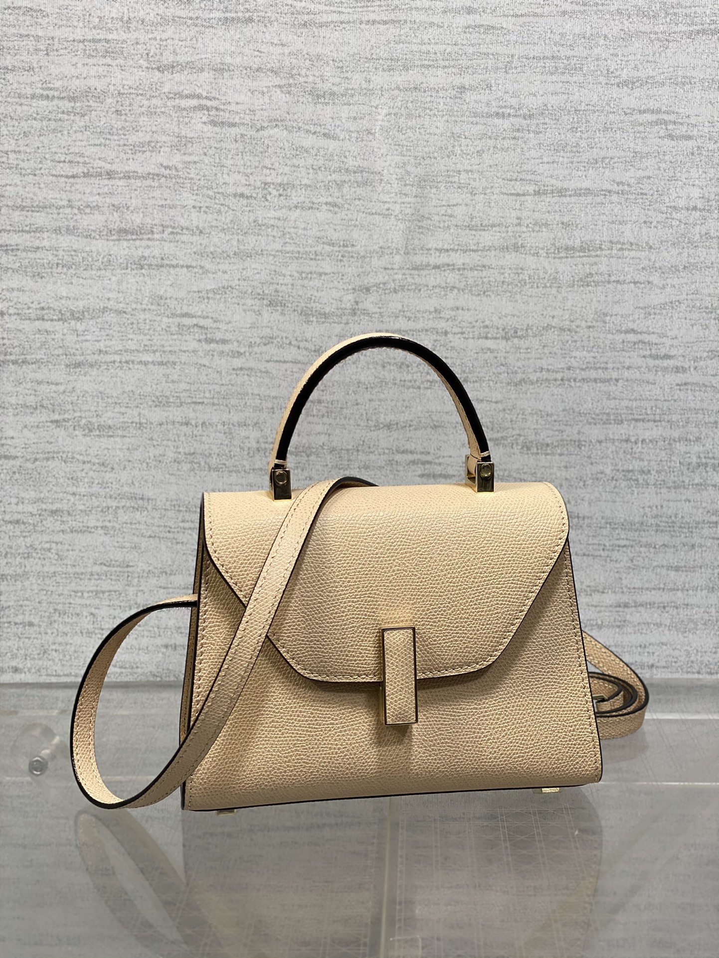 高仿𝐕𝐚𝐥𝐞𝐗𝐭𝐫𝐚包包 Iside Crossbody Micro bag 手提包單肩包 裸粉色