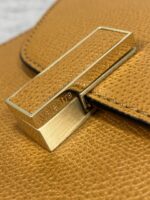 高仿𝐕𝐚𝐥𝐞𝐗𝐭𝐫𝐚包包 Iside Crossbody Micro bag 手提包單肩包 焦糖色