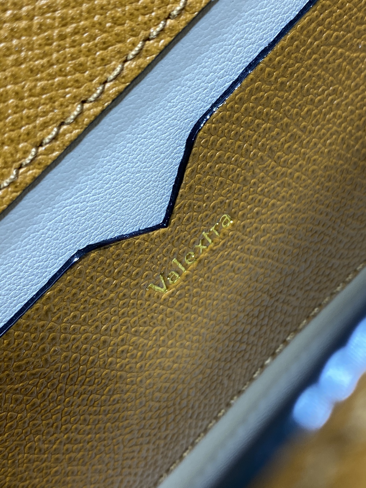 高仿𝐕𝐚𝐥𝐞𝐗𝐭𝐫𝐚包包 Iside Crossbody Micro bag 手提包單肩包 焦糖色