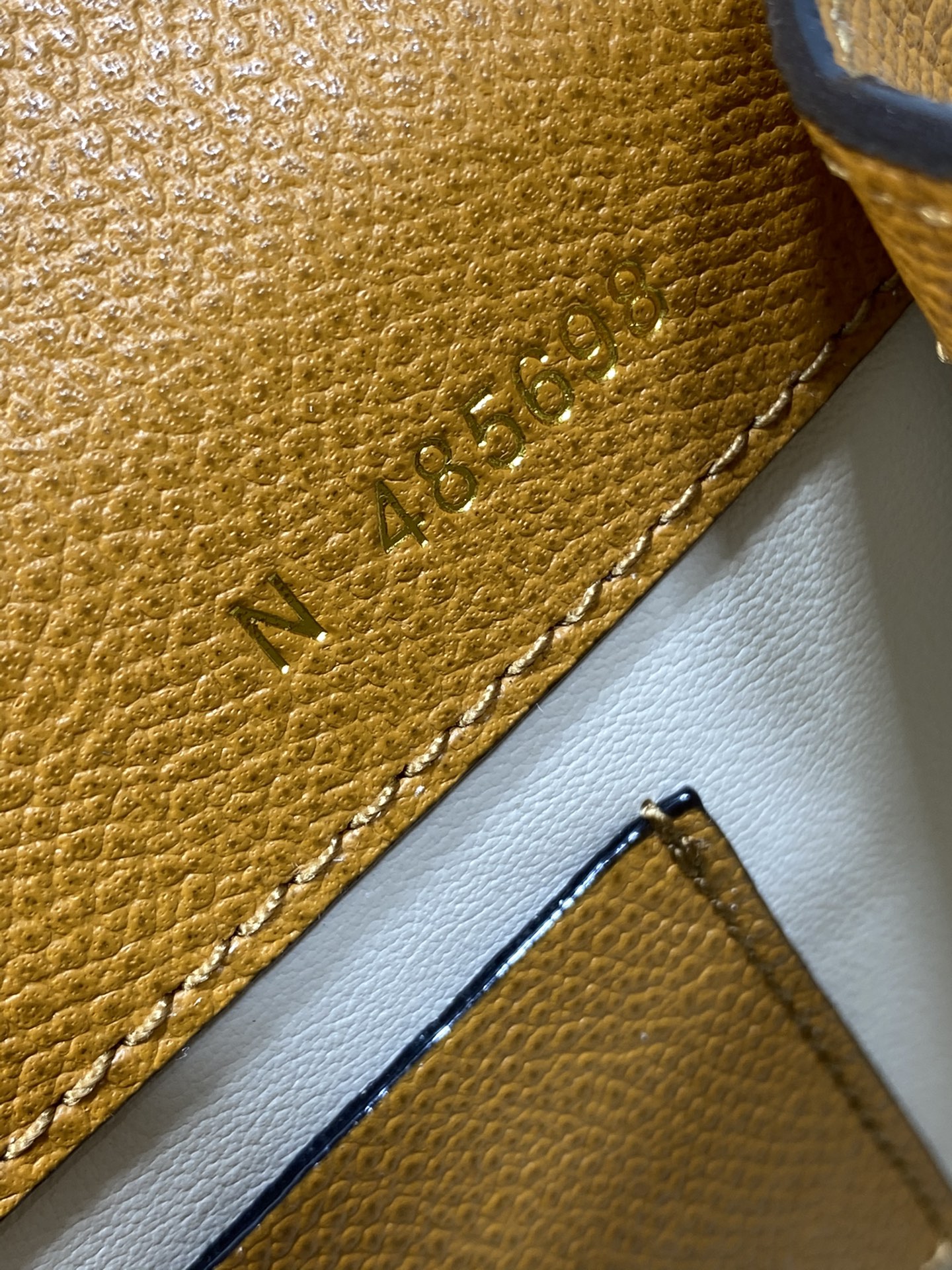 高仿𝐕𝐚𝐥𝐞𝐗𝐭𝐫𝐚包包 Iside Crossbody Micro bag 手提包單肩包 焦糖色