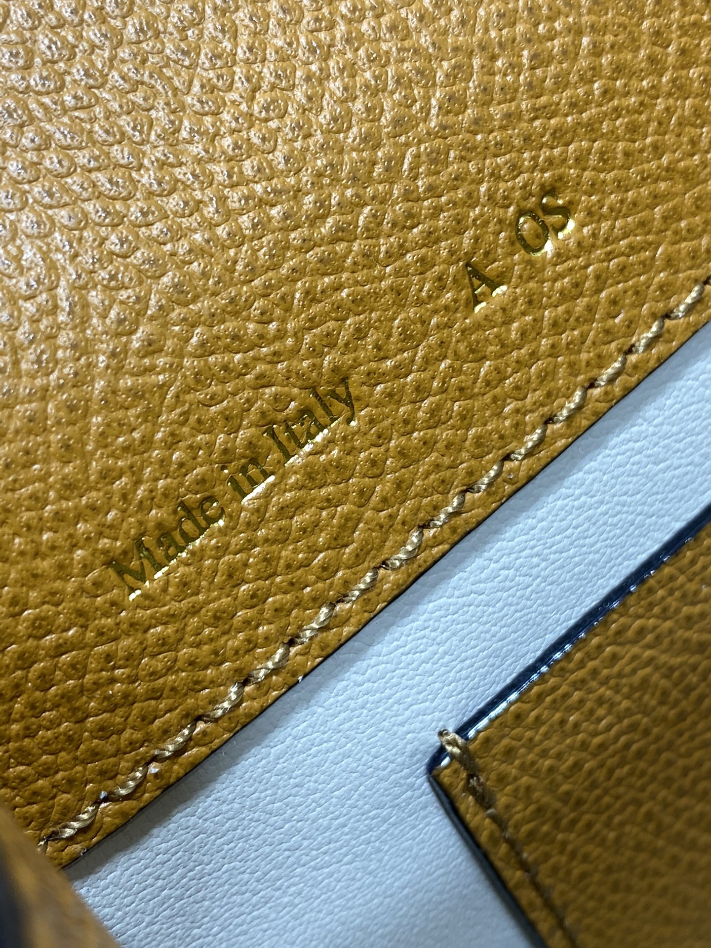 高仿𝐕𝐚𝐥𝐞𝐗𝐭𝐫𝐚包包 Iside Crossbody Micro bag 手提包單肩包 焦糖色