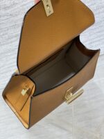 高仿𝐕𝐚𝐥𝐞𝐗𝐭𝐫𝐚包包 Iside Crossbody Micro bag 手提包單肩包 焦糖色