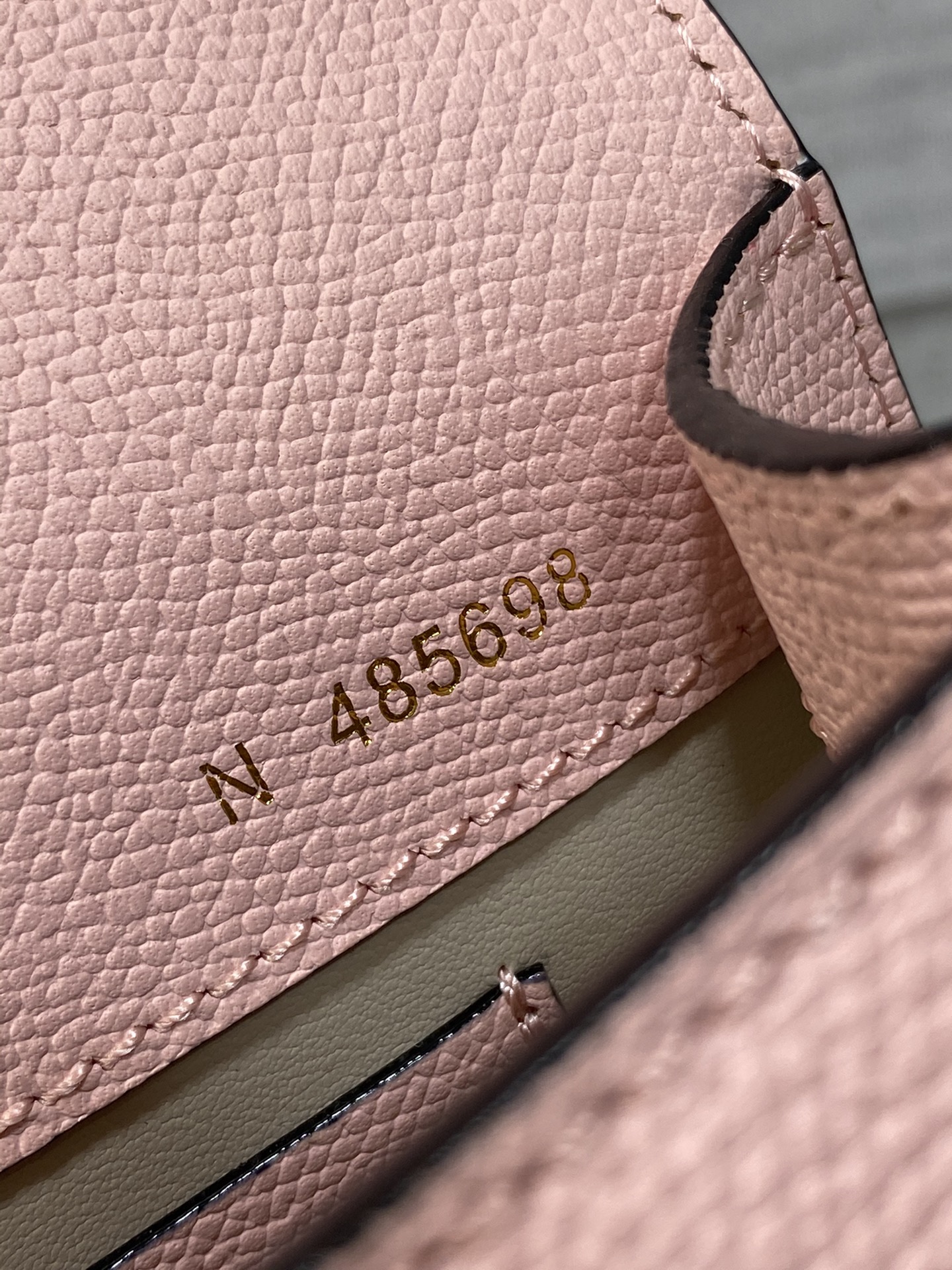 高仿𝐕𝐚𝐥𝐞𝐗𝐭𝐫𝐚包包 Iside Crossbody Micro bag 手提包單肩包 櫻花粉