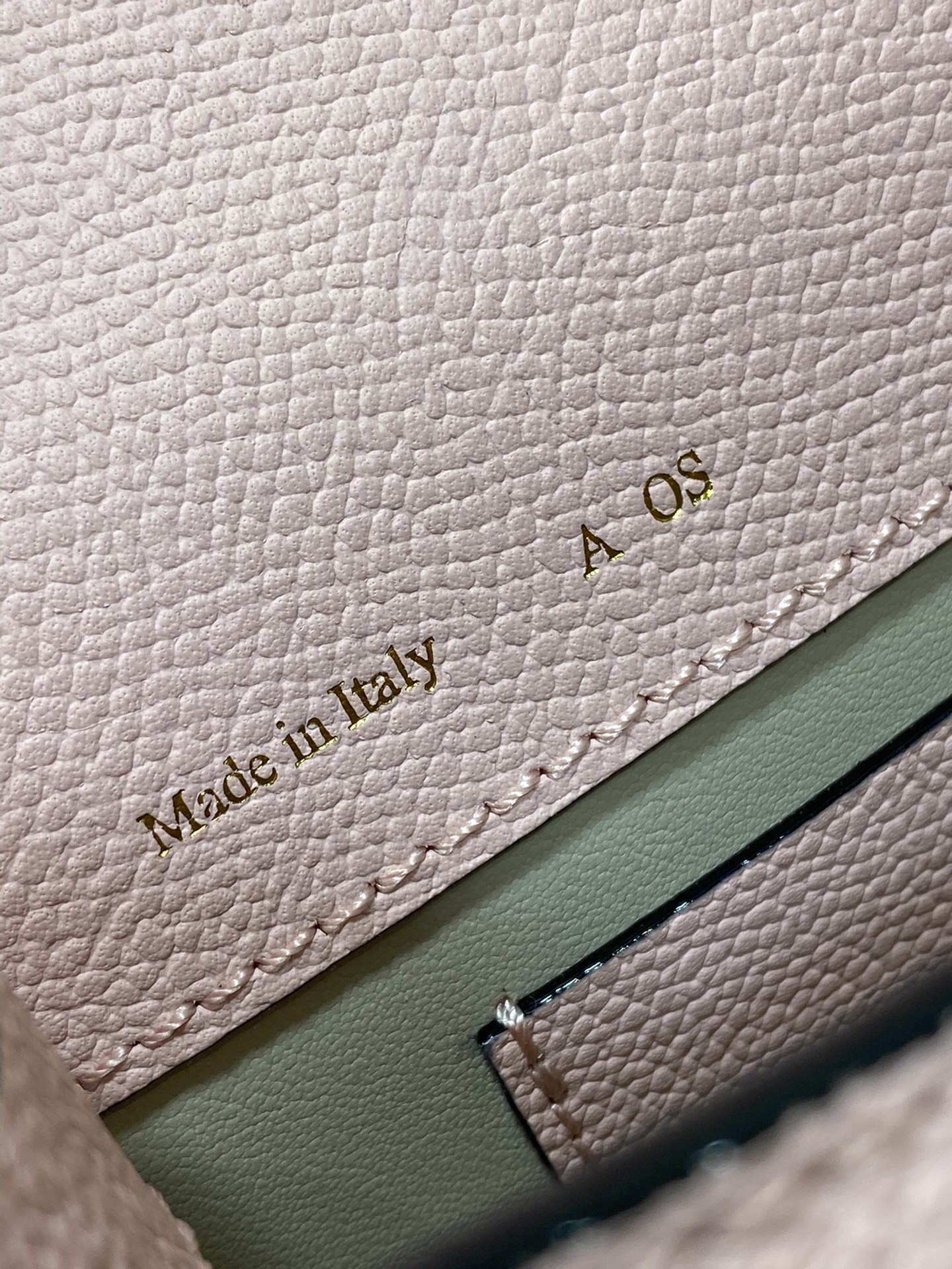 高仿𝐕𝐚𝐥𝐞𝐗𝐭𝐫𝐚包包 Iside Crossbody Micro bag 手提包單肩包 櫻花粉