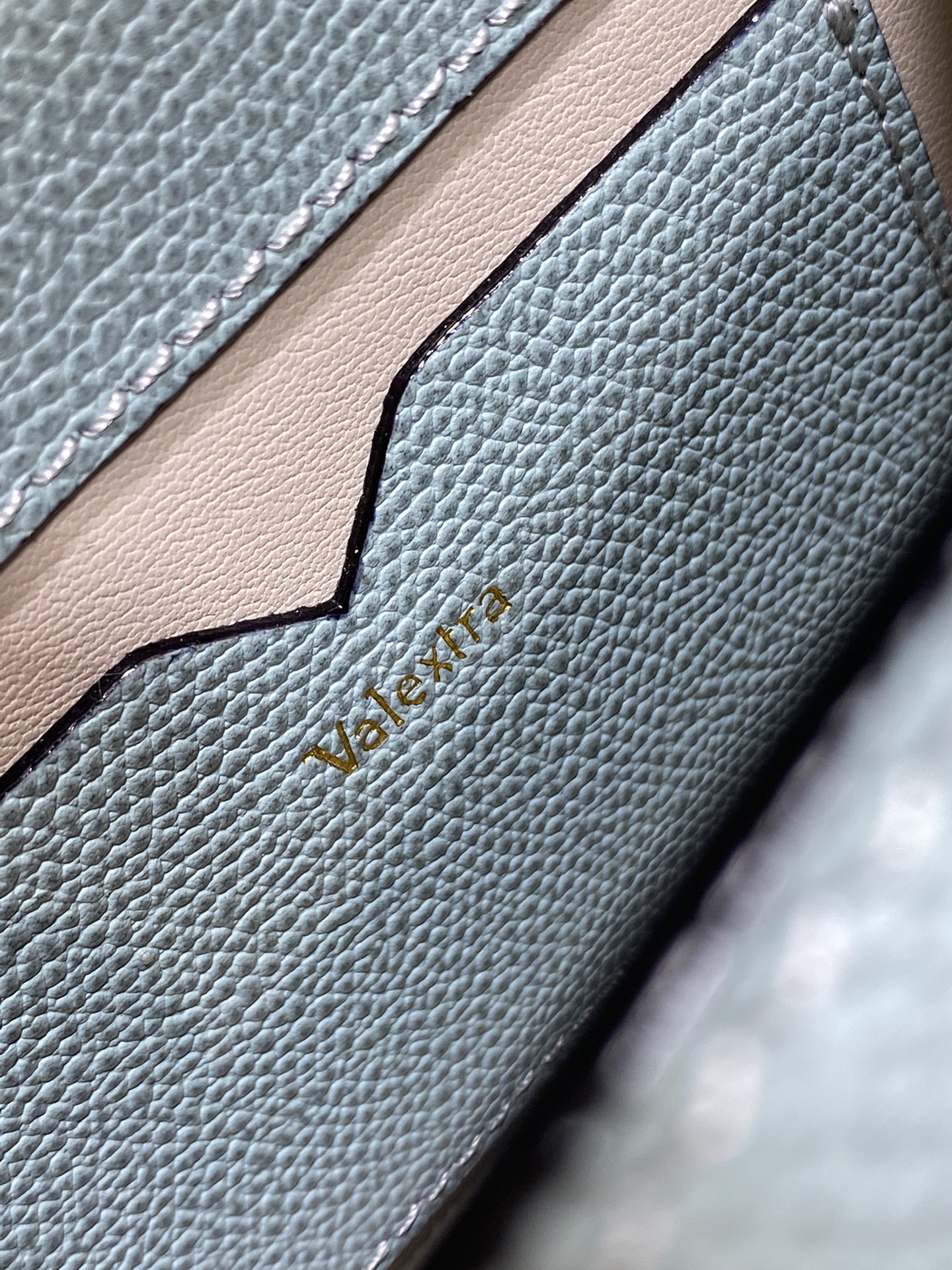 高仿𝐕𝐚𝐥𝐞𝐗𝐭𝐫𝐚包包 Iside Crossbody Micro bag 手提包單肩包 霧霾藍