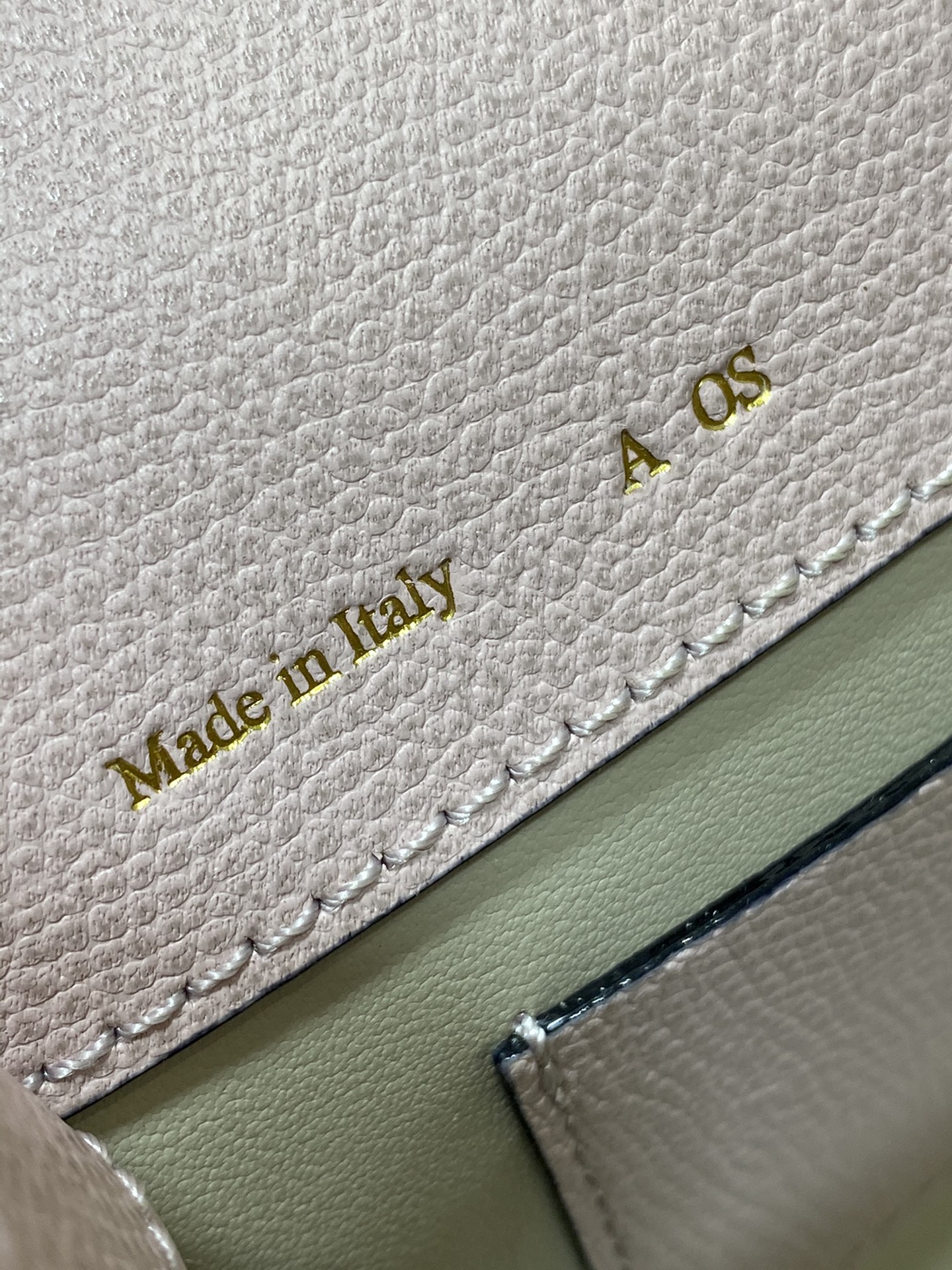 高仿𝐕𝐚𝐥𝐞𝐗𝐭𝐫𝐚包包 Iside Crossbody Micro bag 手提包單肩包 弗拉粉