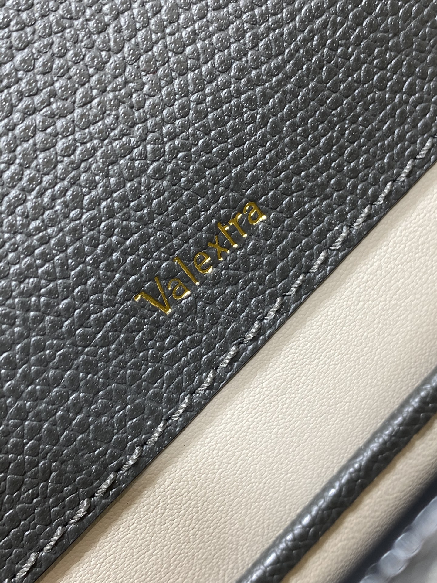 原單A貨𝐕𝐚𝐥𝐞𝐗𝐭𝐫𝐚包包 Iside Top handle mini bag 手提包單肩包 鋼鐵灰