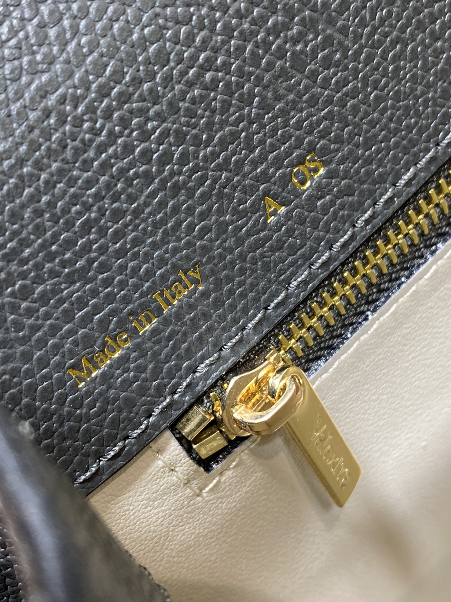 複刻高仿𝐕𝐚𝐥𝐞𝐗𝐭𝐫𝐚包包 Iside Top handle medium bag 手提包單肩包 鋼鐵灰