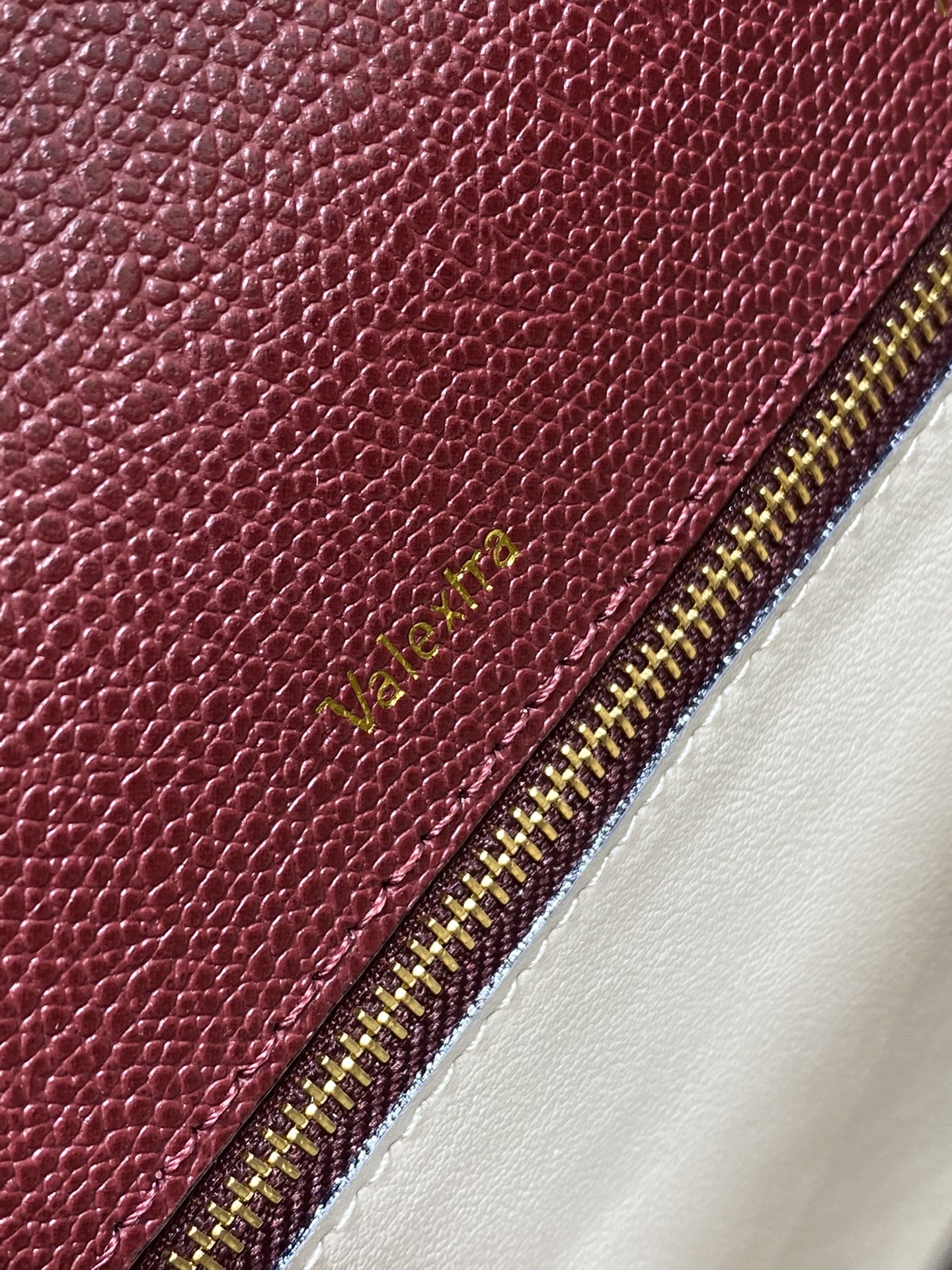 複刻高仿𝐕𝐚𝐥𝐞𝐗𝐭𝐫𝐚包包 Iside Top handle medium bag 手提包單肩包 酒紅色